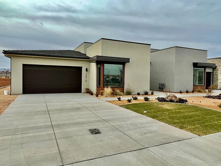 2818 E Church Oak Dr — Photo 2