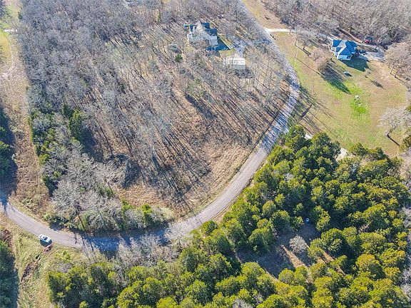 2nd image of 104 Oakdale Cir