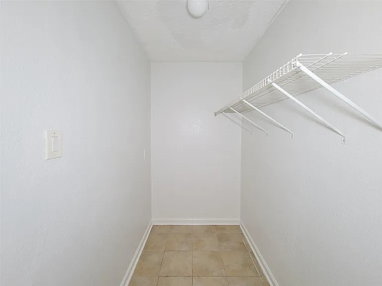 409 S Travis St — Photo 24