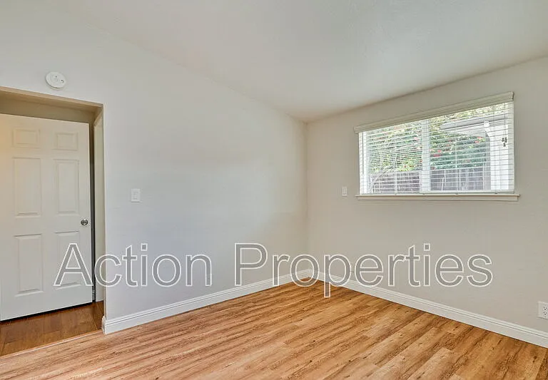 1125 Burgoyne St — Photo 13