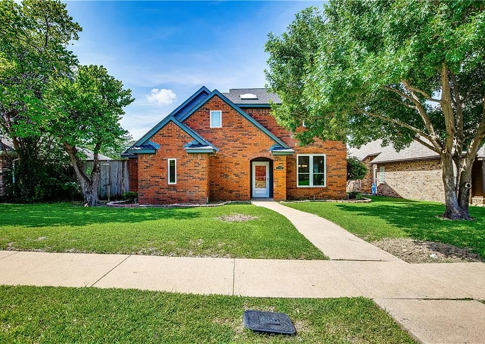 1st image of 1052 Surrey Cir