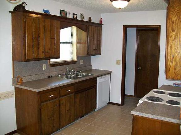 4th image of 633 N Baer Dr