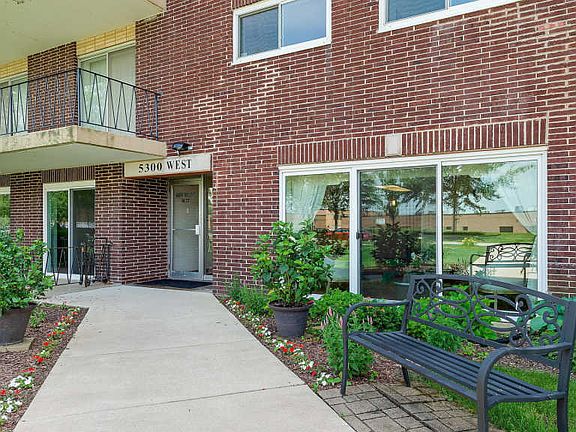 2nd image of 5300 Walnut Ave APT 1B