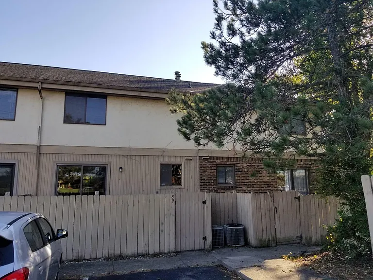 89 Stornoway Dr W — Photo 16