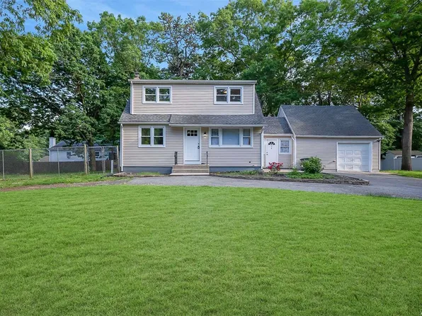 64 Park Lane, Medford, NY 11763