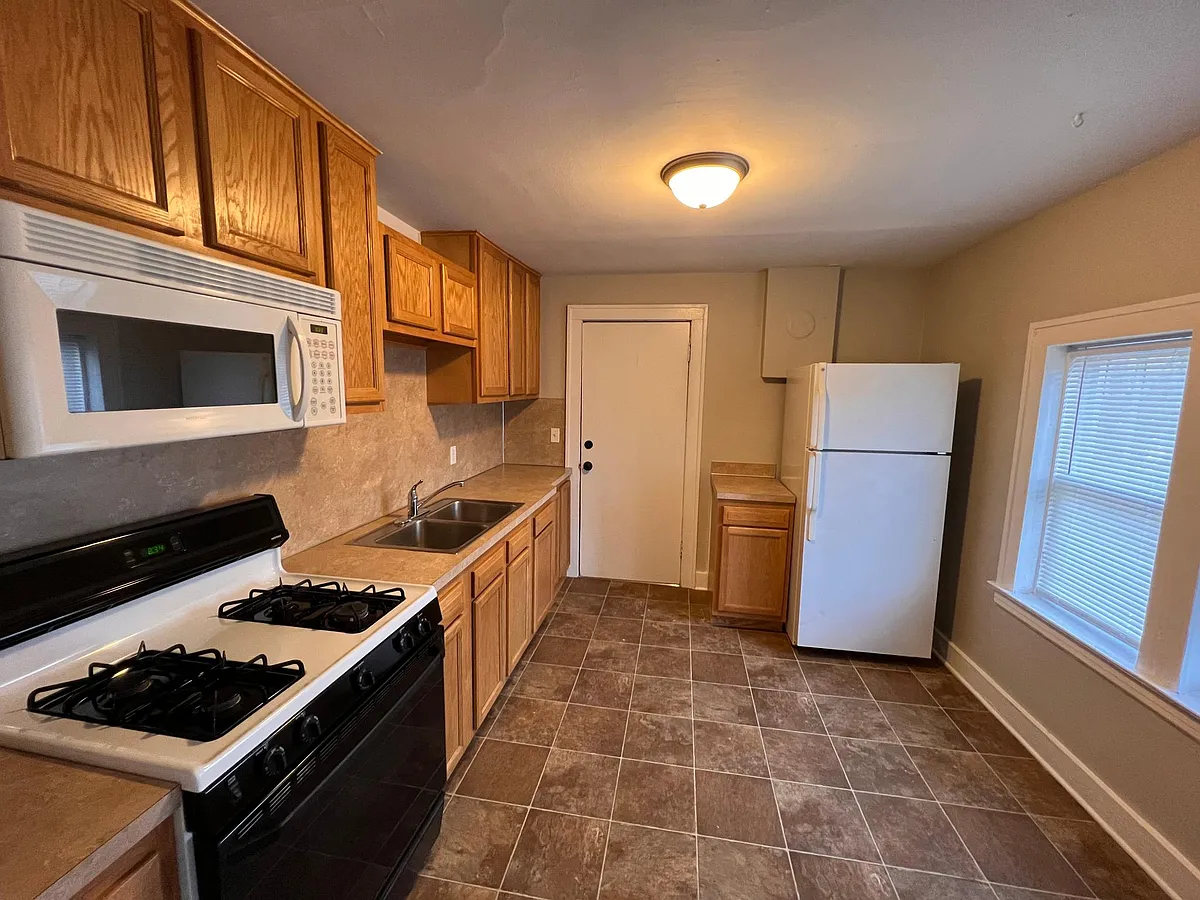Building Photo - 810 Leonard St NE #2