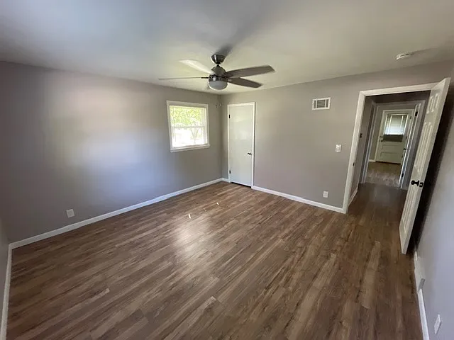 Second bedroom (alternate view)