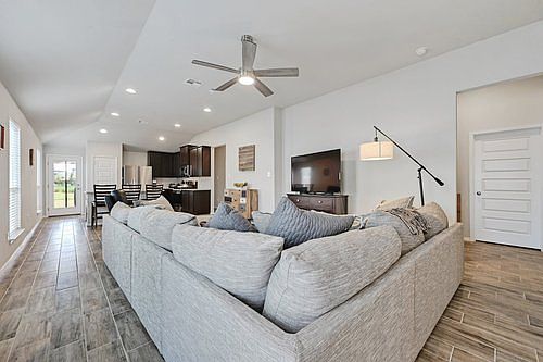 3rd image of 155 Lyndon Dr