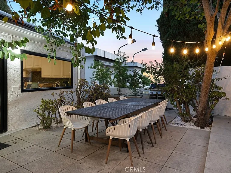 1447 N Kings Rd — Photo 38