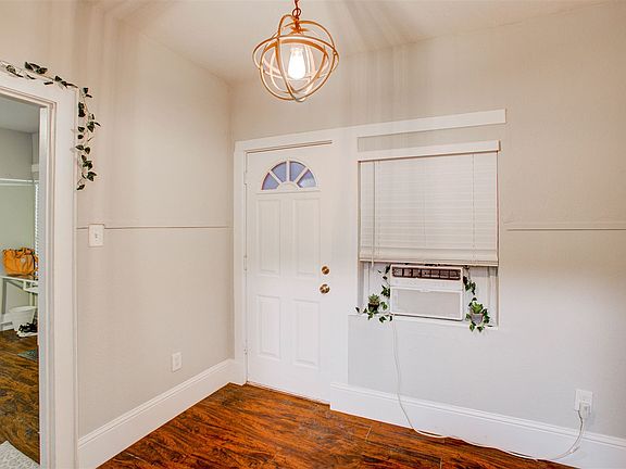 2nd image of 905 Oakhurst St #905
