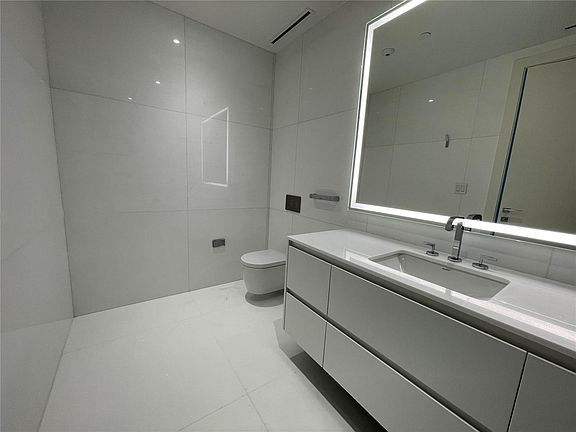 2nd image of 300 Biscayne Blvdway #1006E