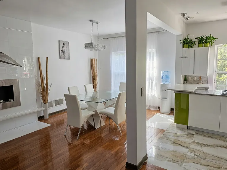 10 Russell Ct — Photo 5
