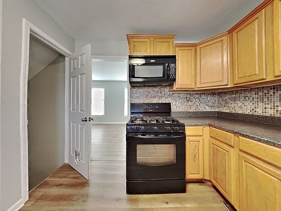 5th image of 827 Marilynn Ave