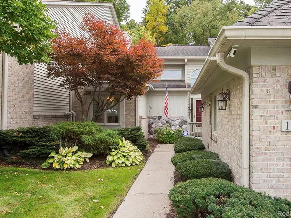 137 Hampton Ct, Northville, MI 48168