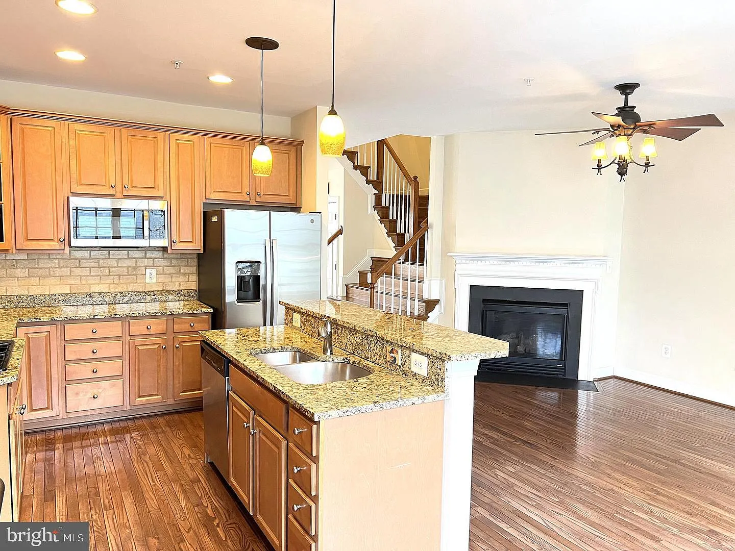 4 bed, 3.5 bath, 2124 sqft, $3,980 — Photo 2