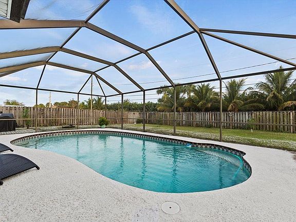 4th image of 768 SE Karrigan Terrace