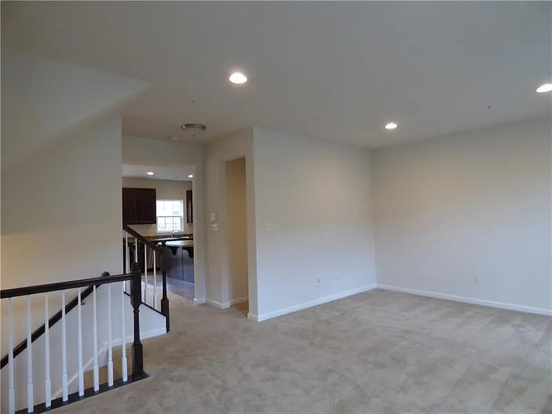 3 bed, 2.5 bath, 2200 sqft, $2,550 — Photo 3