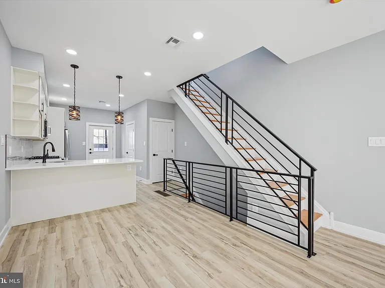 451 Fitzgerald St — Photo 6
