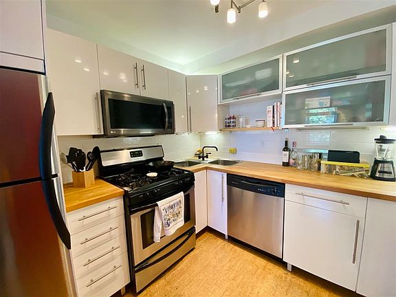 3rd image of 222 Bloomfield St #6R