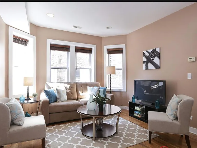 1430 N Maplewood Ave #302 — Photo 2