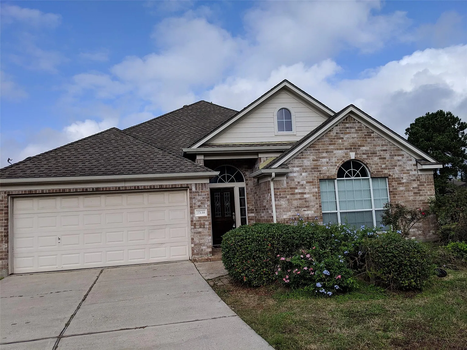 4 bed, 2.0 bath, 2263 sqft, $2,095 — Photo 2