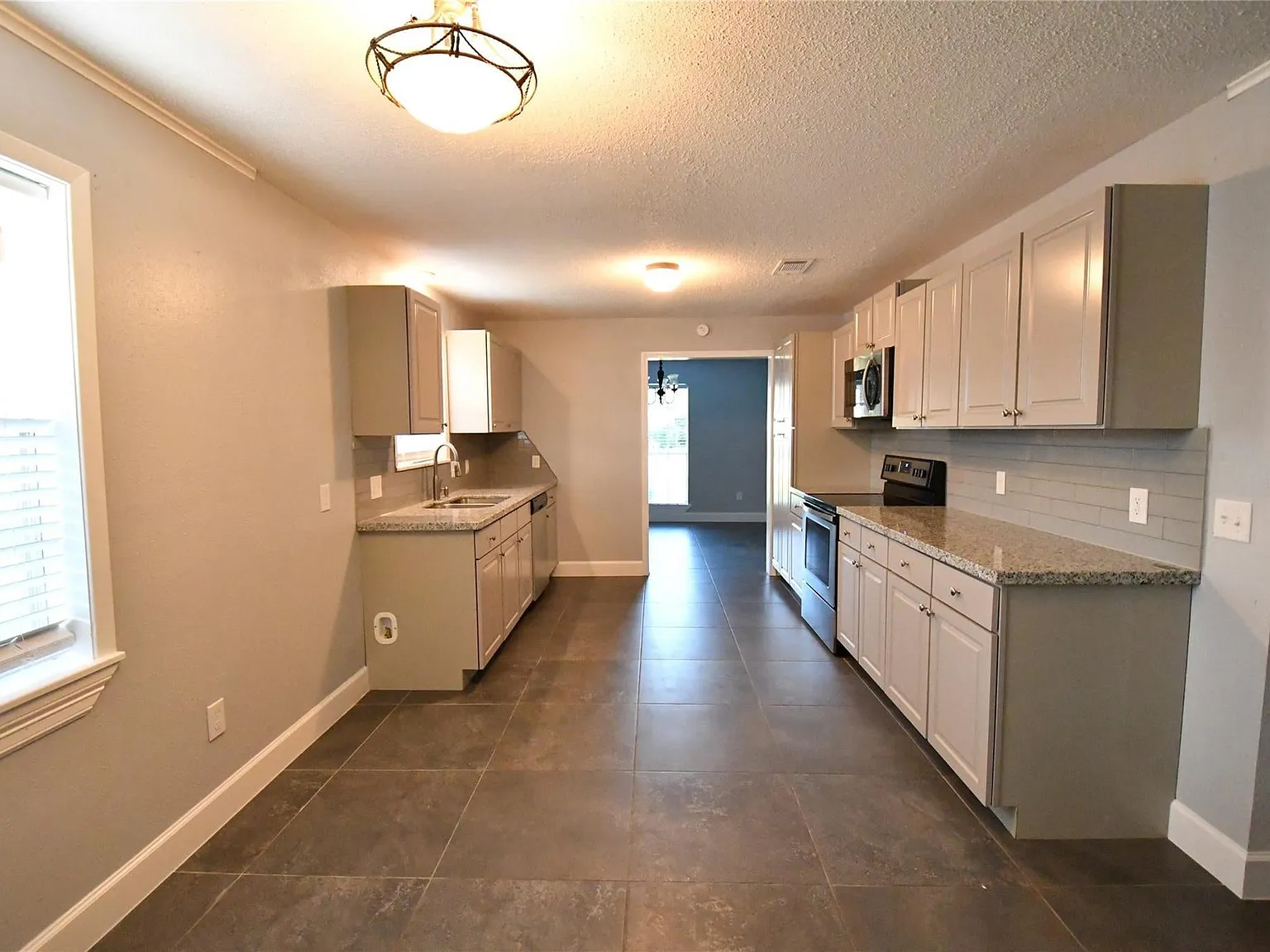 3 bed, 1796 sqft, $2,100 — Photo 3