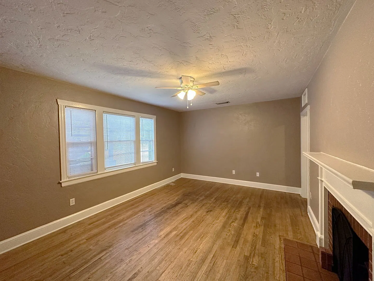 Renovated, 2 Bedroom, 1 Bathroom Apartment - Blocks From Campus — Photo 2