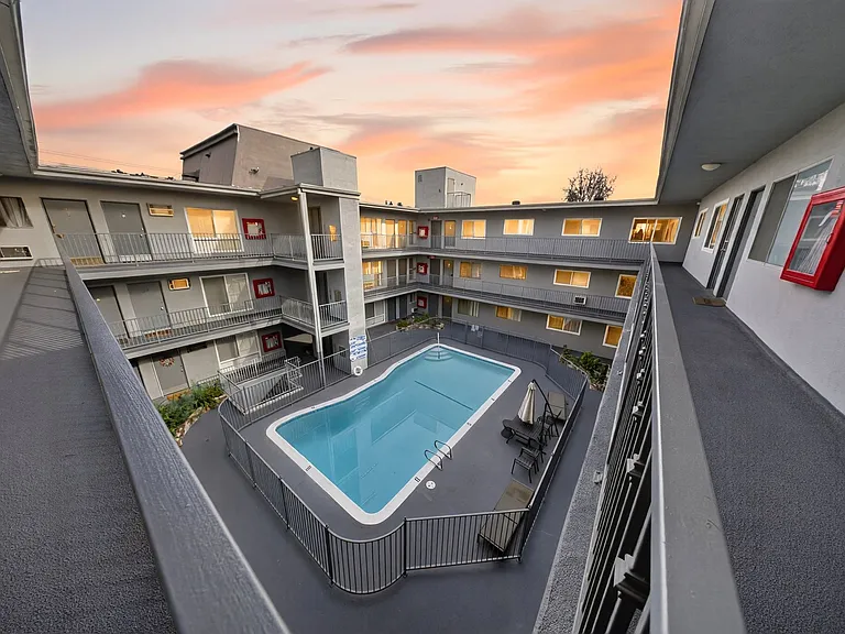 13860 Burbank Blvd — Photo 18
