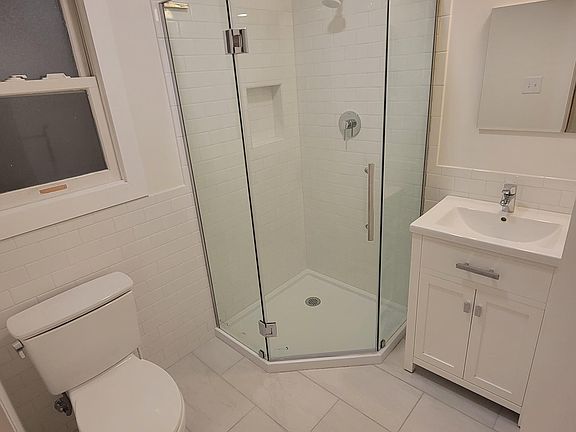 Renovated bathroom, new everything!