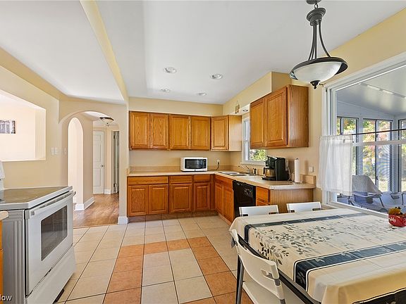 3rd image of 102 Woodview Ave