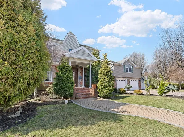 34-08 210th St, Flushing, NY 11361