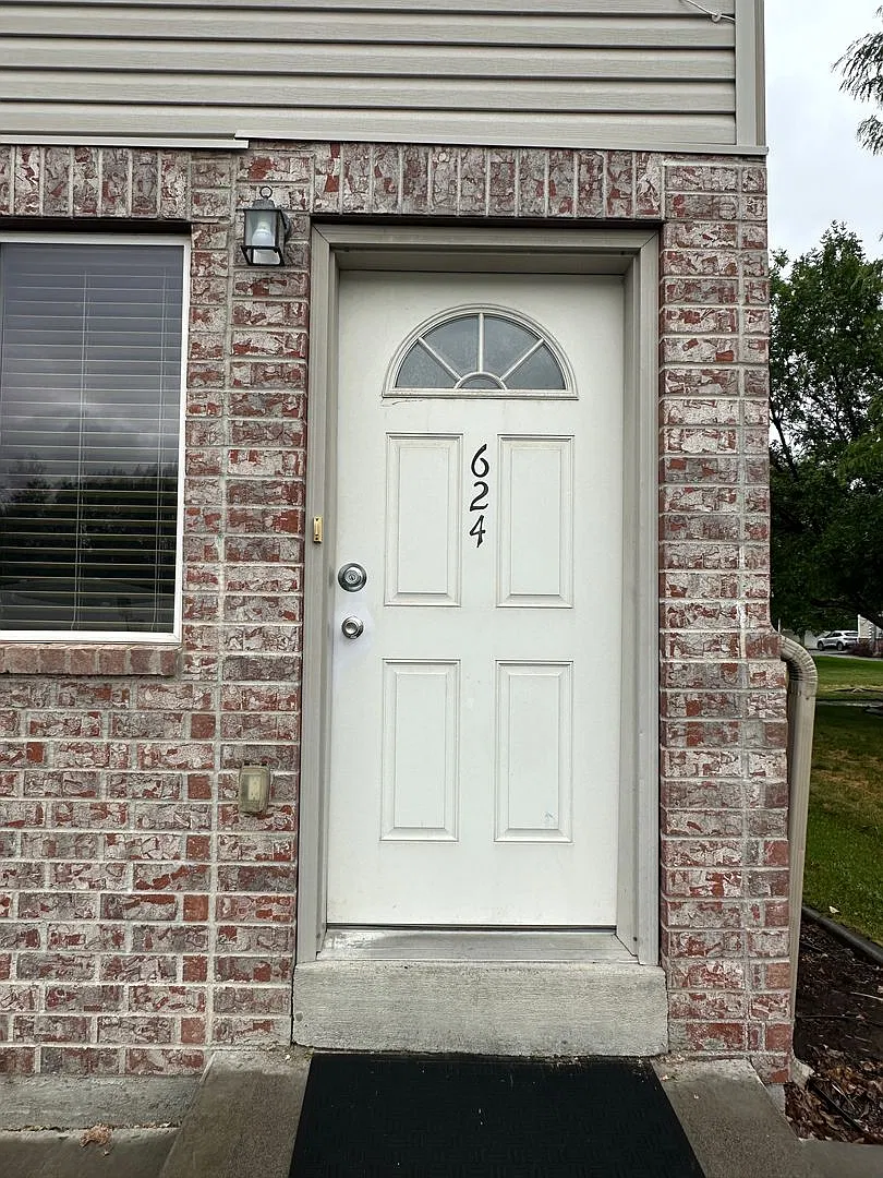 5 Bath Townhome in the Meadows! — Photo 2