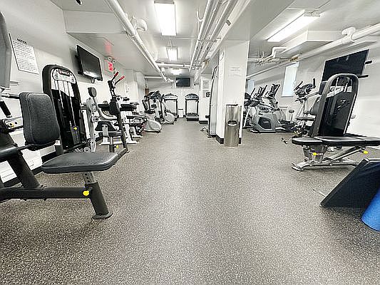 4th image of 204 E 60th St #103