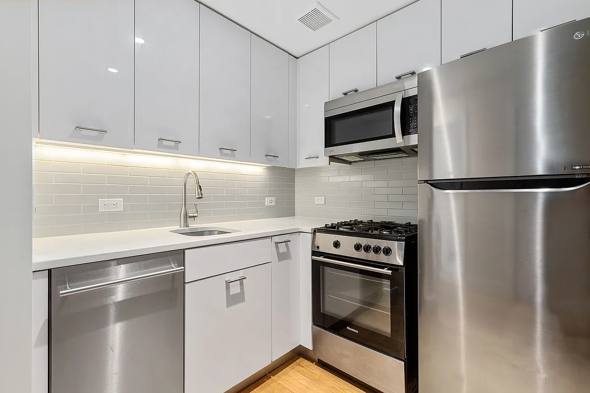 Building Photo - 230 E 44th St #2M