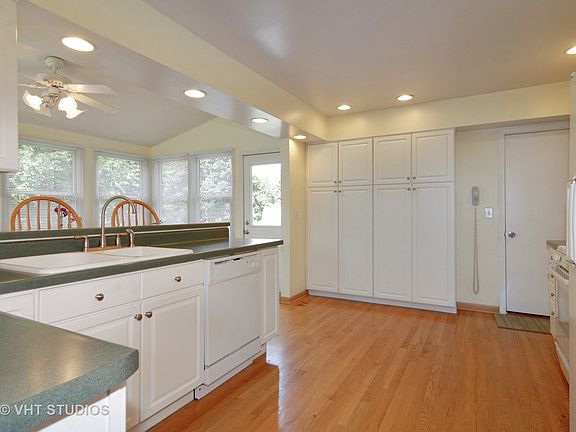 3rd image of 416 N Glengarry Dr