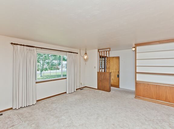 5th image of 594 Grand Valley Dr