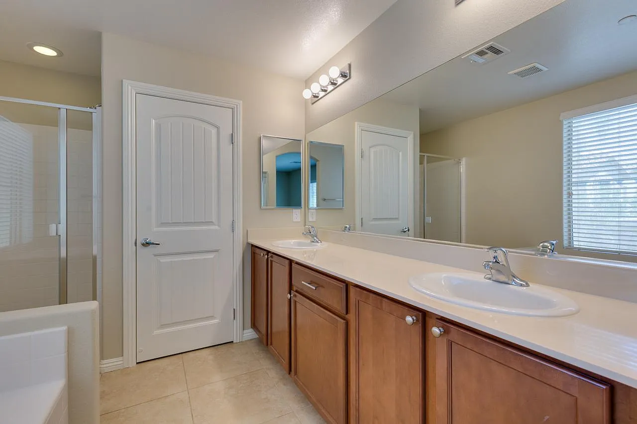3 bed, 2.5 bath, 1700 sqft, $800 — Photo 3