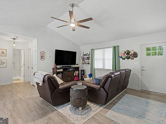 3rd image of 140 Pinnacle Way