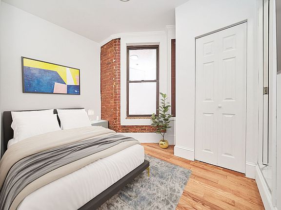 3rd image of 153 Norfolk St APT 4A