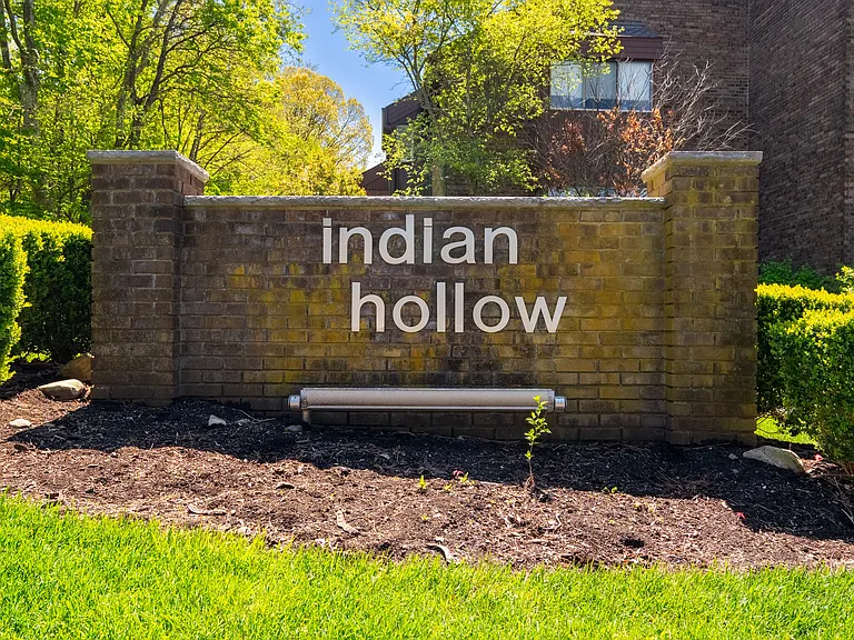 138 Indian Hollow Ct — Photo 2