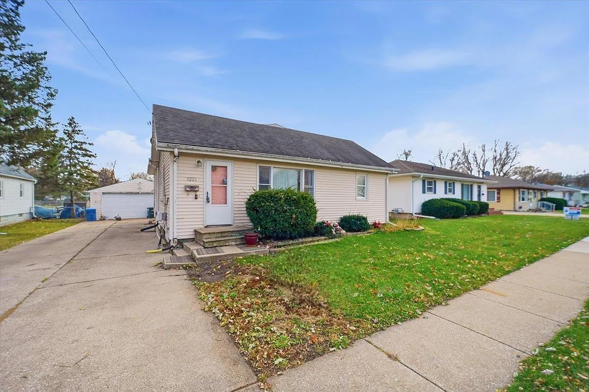 1221 Downing Ave photo 1