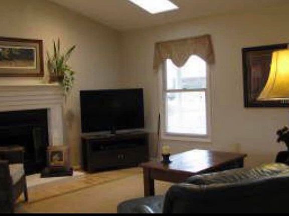 4th image of 405 Willard Dr