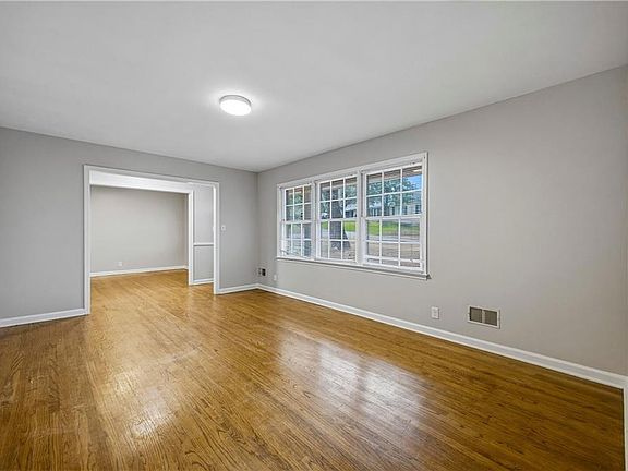 3rd image of 2791 Crestline Dr