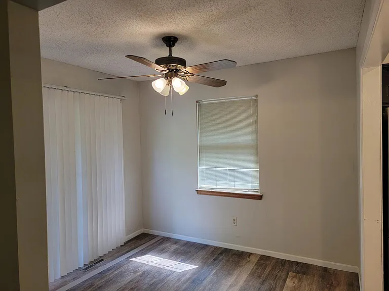307 SE Greystone Dr — Photo 16
