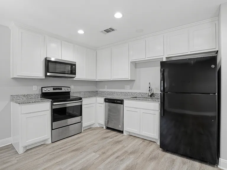1022 W Shepherd St — Photo 5