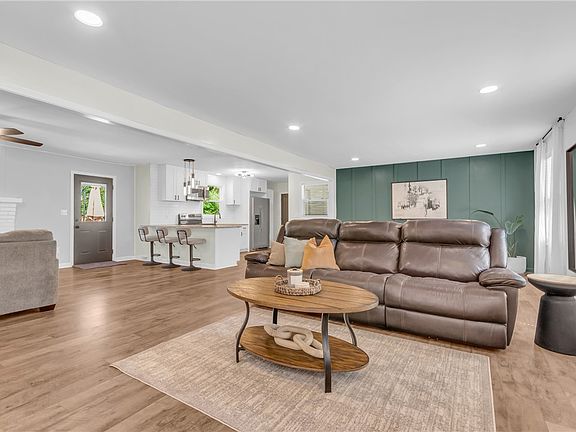 4th image of 106 Bedford Dr
