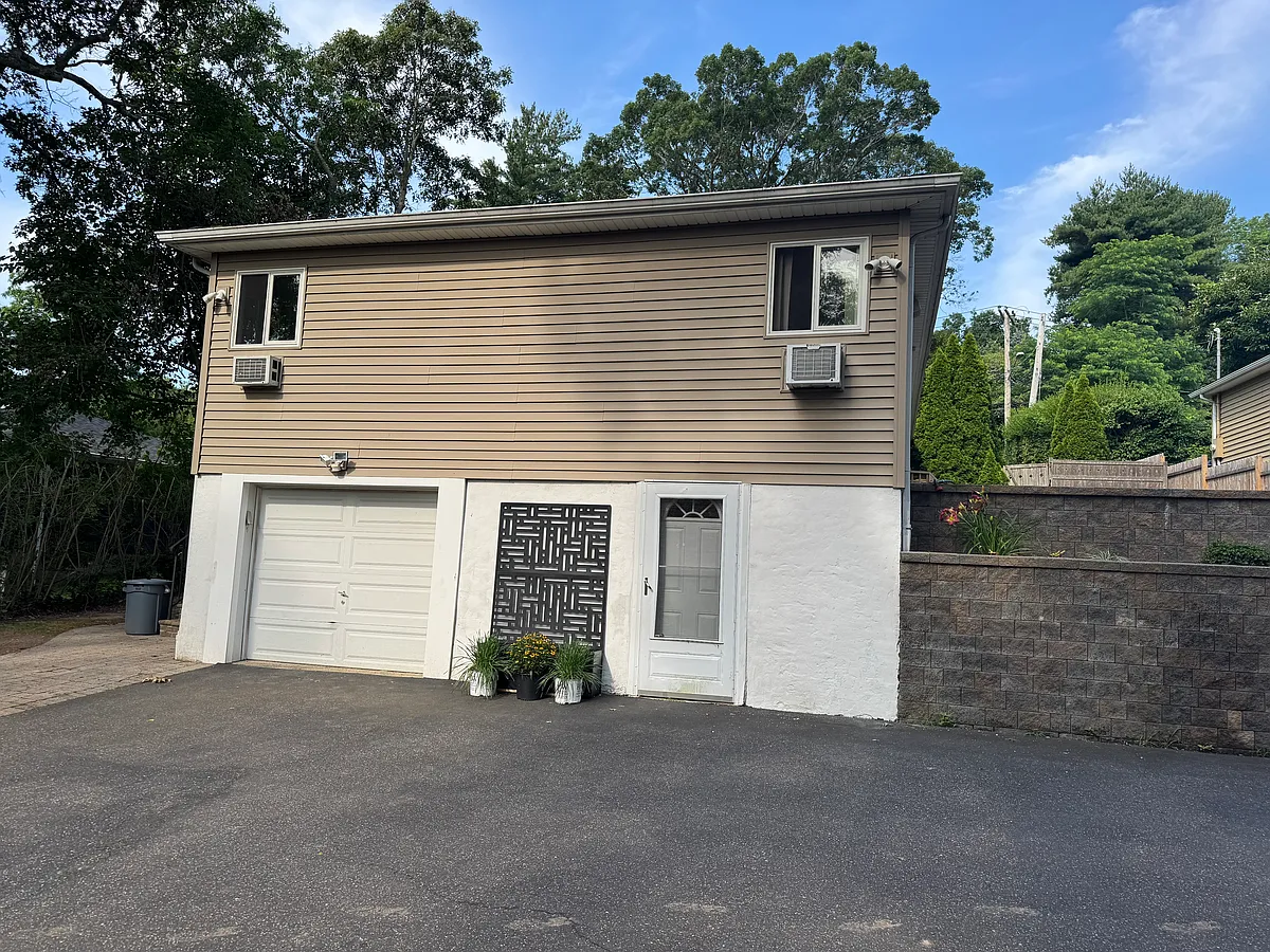 Building Photo - 250 Soundview Rd