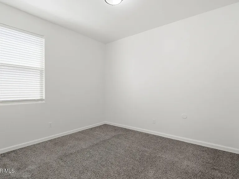 253 Farnborough St — Photo 26