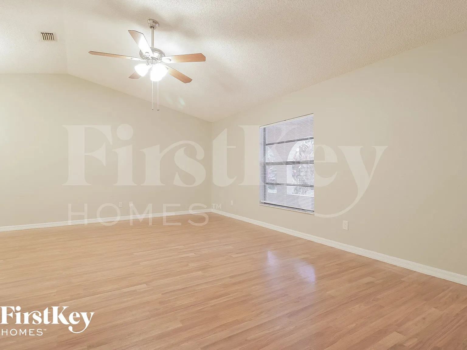 3 bed, 2.0 bath, 1517 sqft, $2,215 — Photo 2
