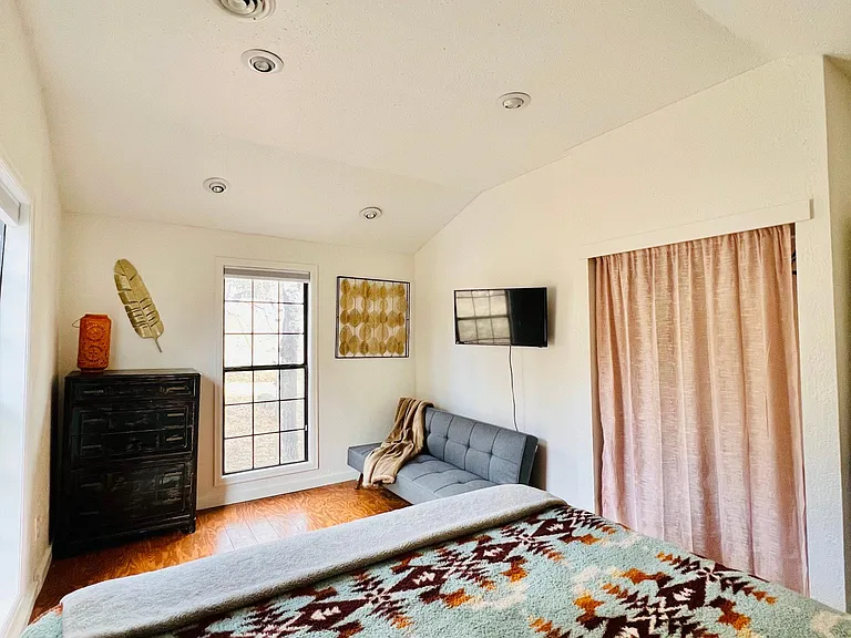 379 Houston St — Photo 16